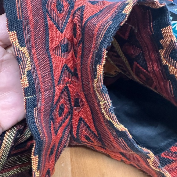 Bcbgmaxzaria Tribal Print Red Shorts size 8 like new - Picture 5 of 6